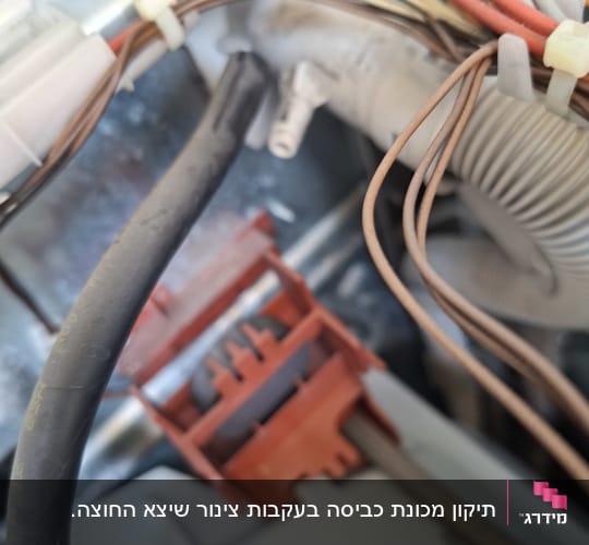 חוטי חשמל ומחברים בתוך מכשיר חשמלי